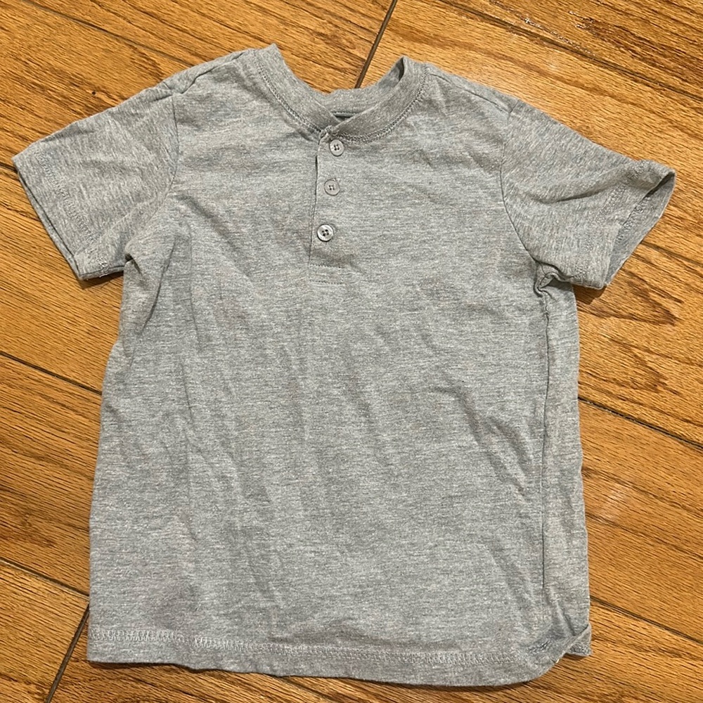 Joe’s gray short sleeve shirt with 3 buttons